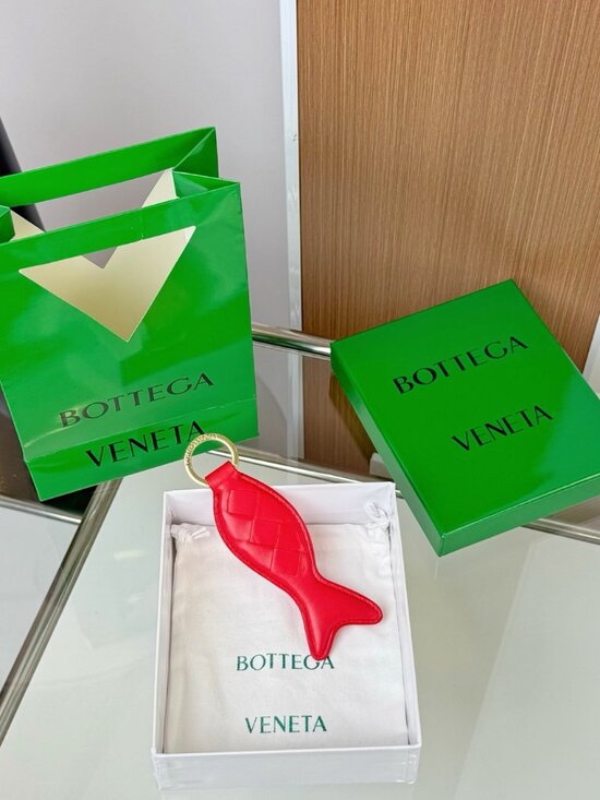 34939_34f8f6b9d0_file-full.jpg Bottega Veneta Red Intreccio Fish Bag Charm Keychain